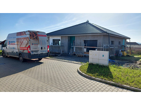 Zateplení stropu novostavby rodinného domu s valbovou střechou ve Městě Touškov